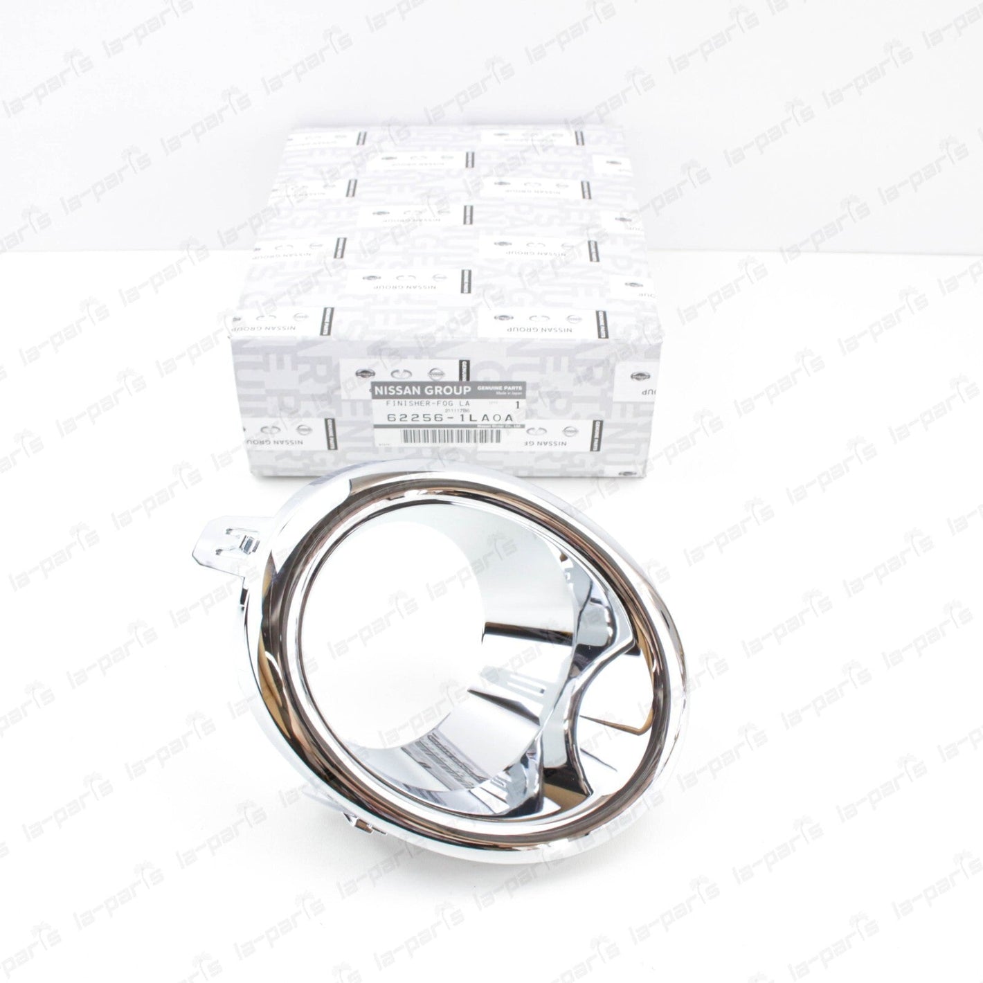 NEW GENUINE 11-15 INFINITI QX56 QX80 CHROME RH FOG LIGHT BEZEL 62256-1LA0A